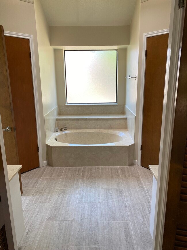 Master Bath Garden Tub - 2310 Park Farm