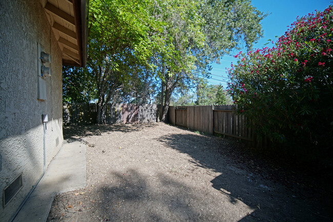 Building Photo - Gorgeous 2-bedroom 1-bathroom in Rocklin!