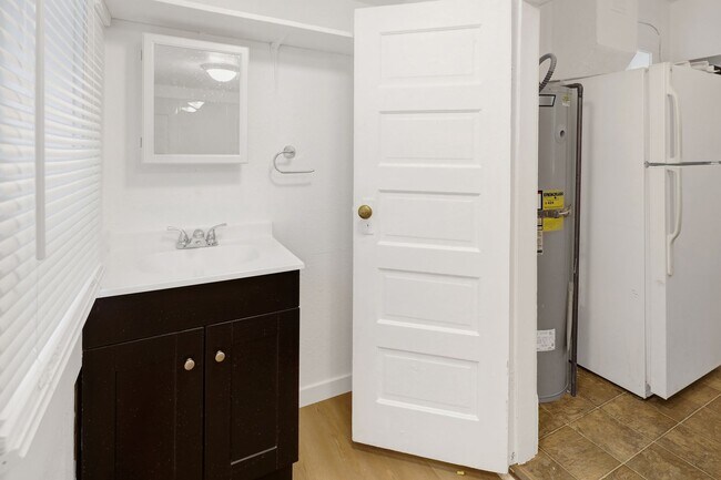 Building Photo - 4 Bedroom, 1 Bathroom Home in the York Neighborhood for Rent!