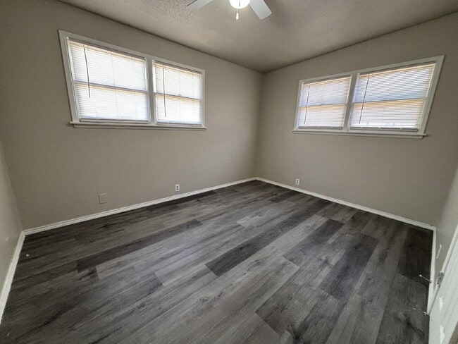 Building Photo - 1906 E Baylor St