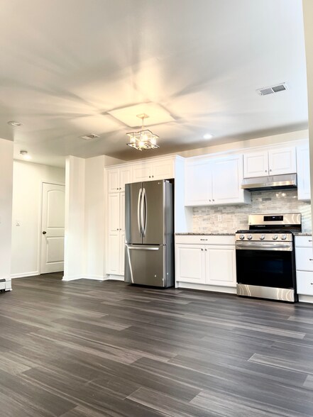 Building Photo - 82 Forrest St