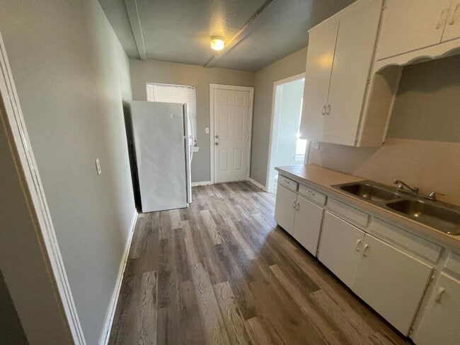 Building Photo - 2 BED 1 BATH DUPLEX FOR LEASE