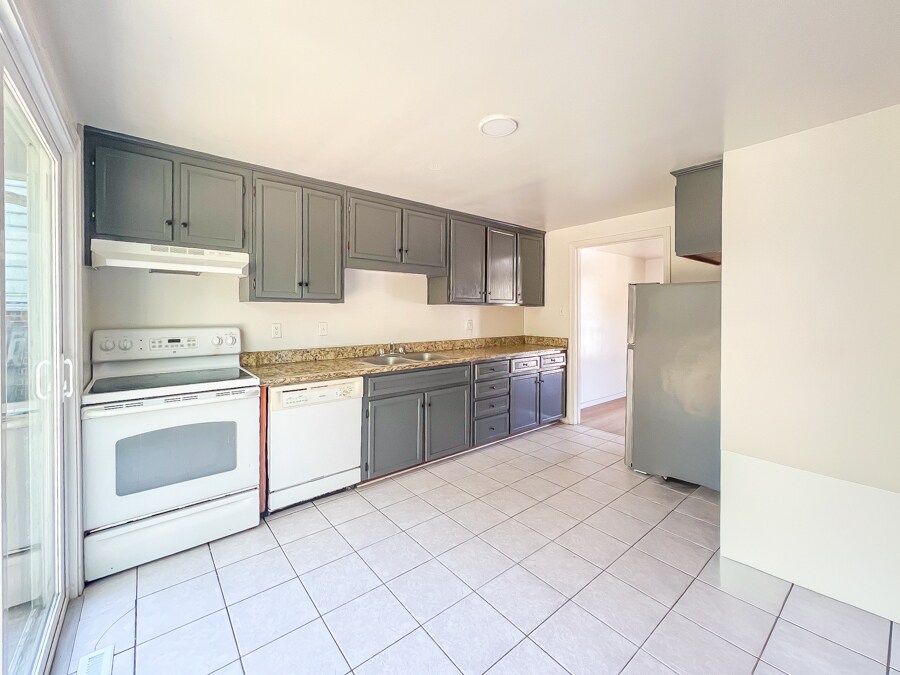 Building Photo - 7 Fox Hill Dr