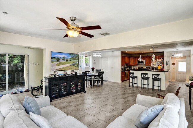 Building Photo - 9910 Bahama Dr
