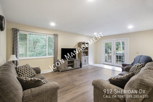 Building Photo - 912 Sheridan Dr
