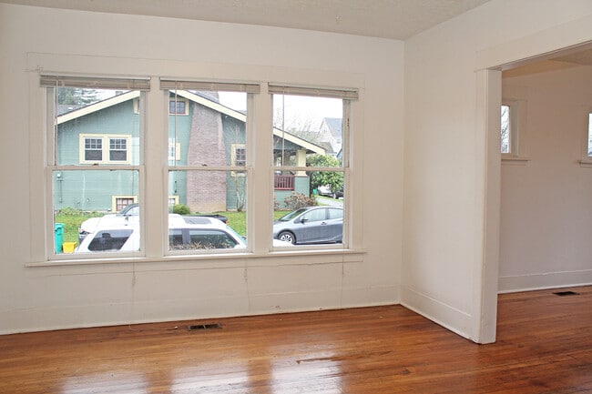 Building Photo - 4806 NE 29th Ave