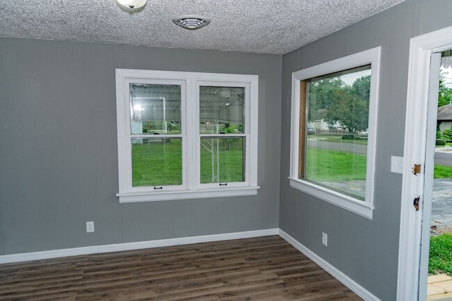 Building Photo - Updated 3 bed/1.5 bath home!