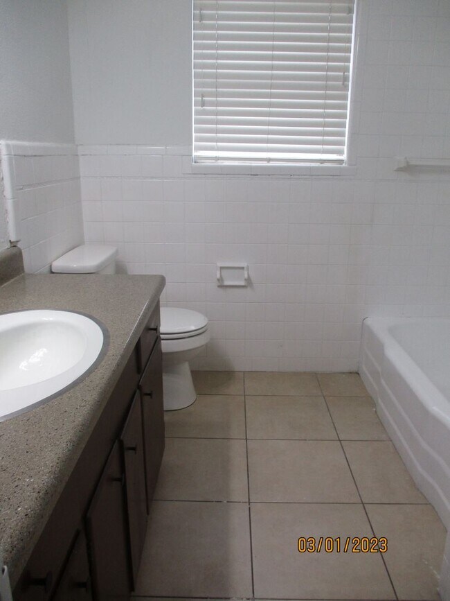 Building Photo - 212 Hallbrook Dr