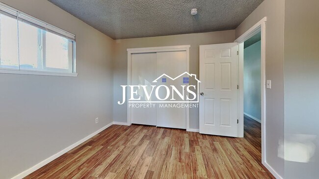Building Photo - Inviting 2-bedroom 4-plex near Pritchard I...