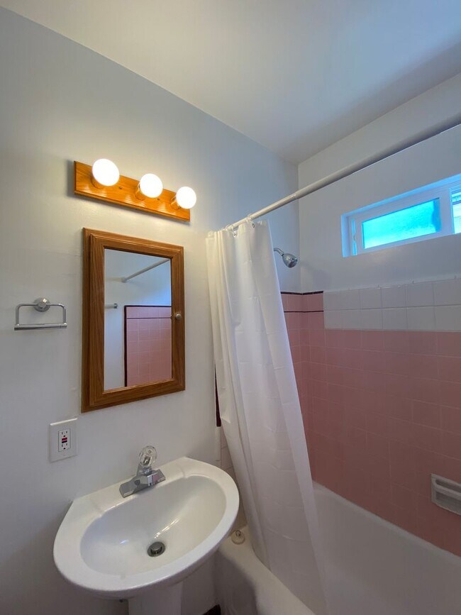 Building Photo - 1 Bedroom 1 Bath Apartment in Los Feliz!