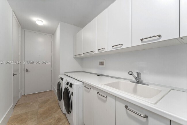 Building Photo - 16047 Collins Ave