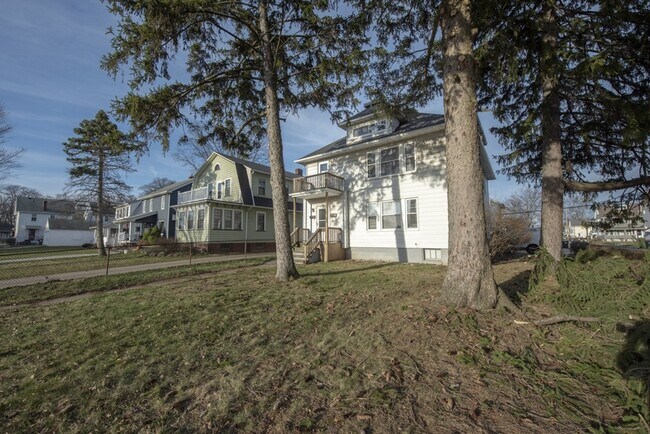 Building Photo - 2112 Lincoln Ave