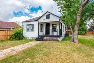 Building Photo - 727 Park Dr