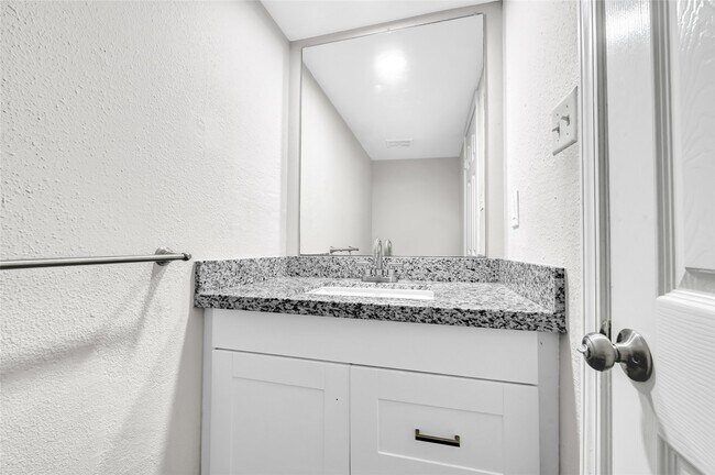 Building Photo - 6358 Creekbend Dr