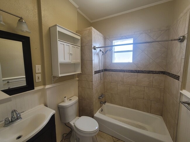 Building Photo - East End Upstairs 2 Bedroom Cottage