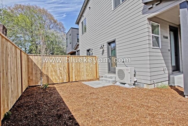 Building Photo - 1526-B: 2 Bed, 2.5 Bathroom Townhome Near ...