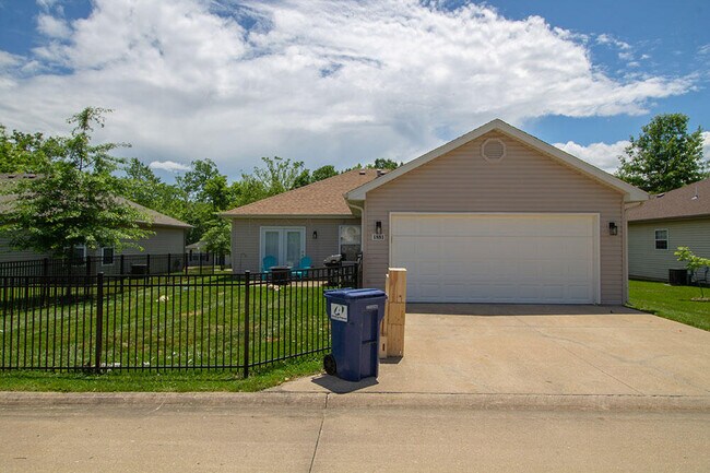Building Photo - 1881 Harmony St
