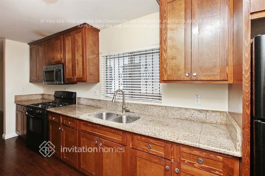Building Photo - 1522 W 60th St