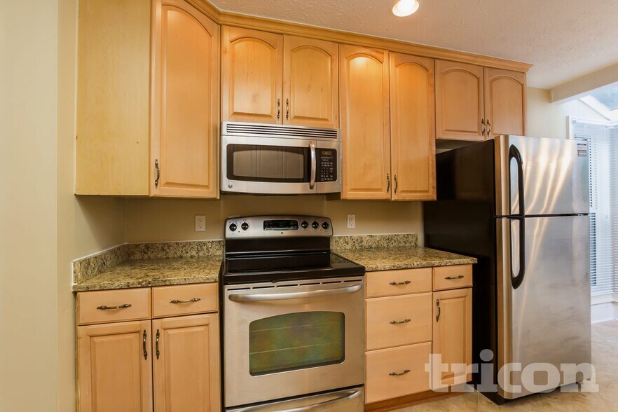 Building Photo - 6583 Oakwood Dr