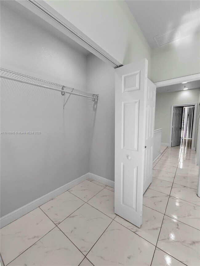 Building Photo - 850 SW 14th Ave