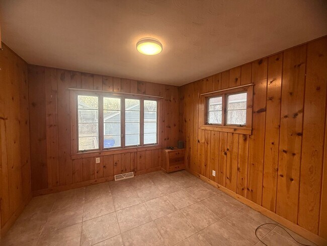 Building Photo - Spacious four-bedroom, two bathroom, pet friendly home!