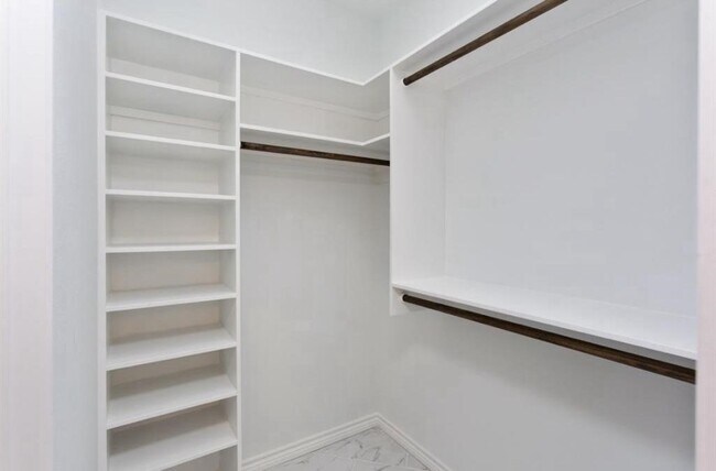 Building Photo - 11623 Waldemar Dr