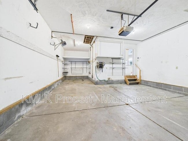 Building Photo - 411 Treeview Dr