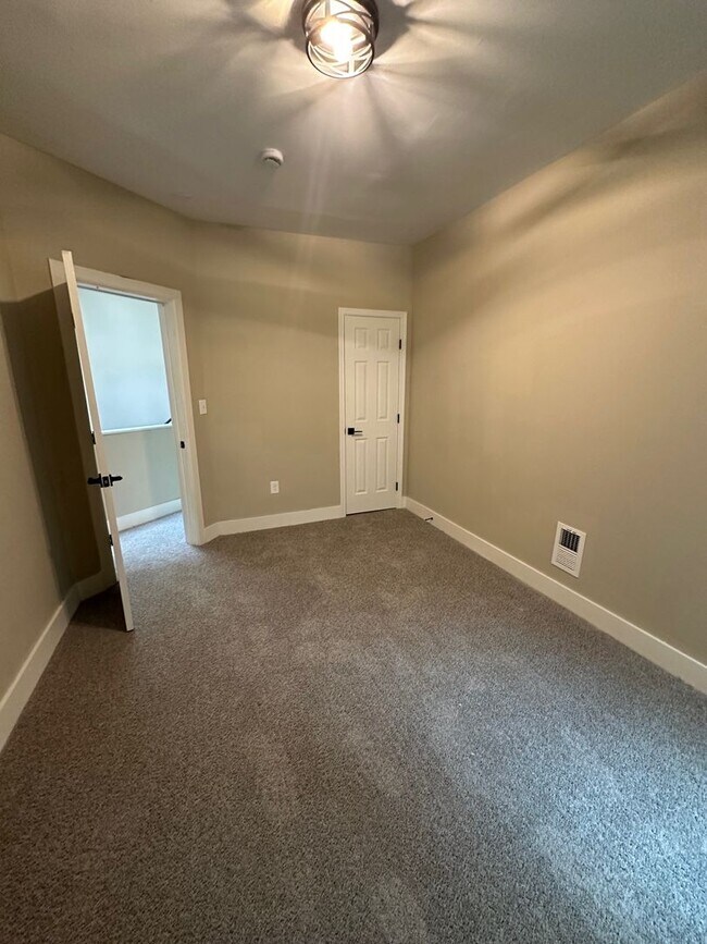 Building Photo - Newly Renovated 4BR/2BA Family Home in Win...