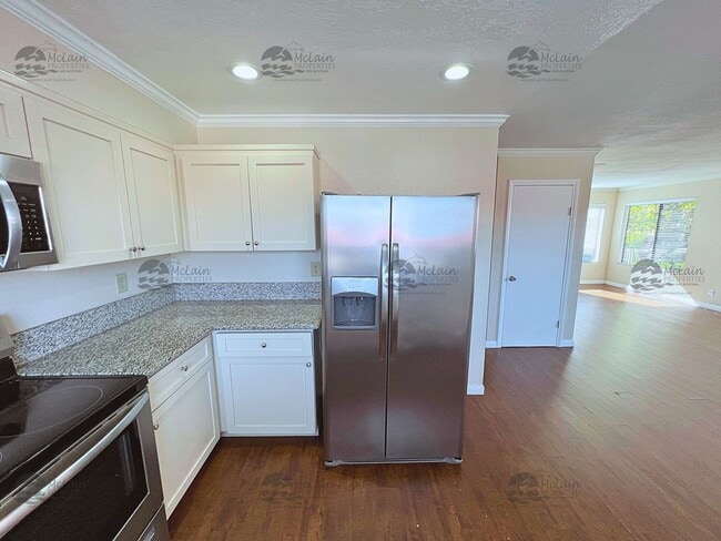 Building Photo - 3 Bed/2 Bath Two Story Townhome in Gated Community