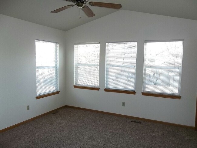 Building Photo - Comfortable and Bright 3-Bedroom Home Available This June
