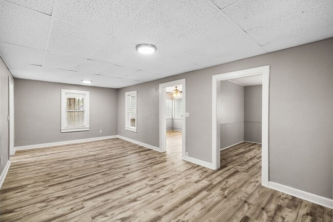 Building Photo - $25 Drive by & Apply for Beds 2 Bath House * Large Living/Dining + Bonus Room and Yard** Move in ...