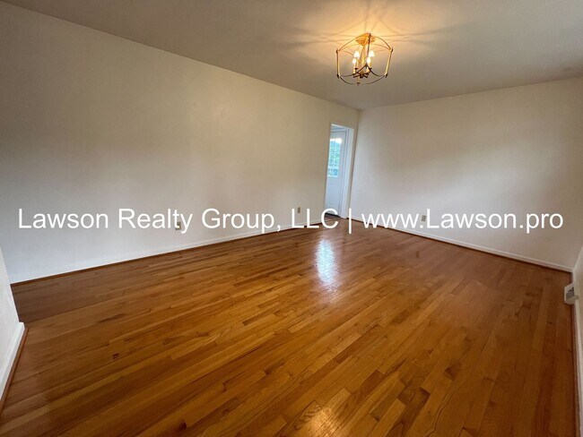Building Photo - Very Nice Updated Ranch in Salem (Glenvar ...