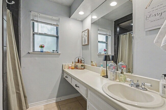 Building Photo - 5304 Westhaven Dr