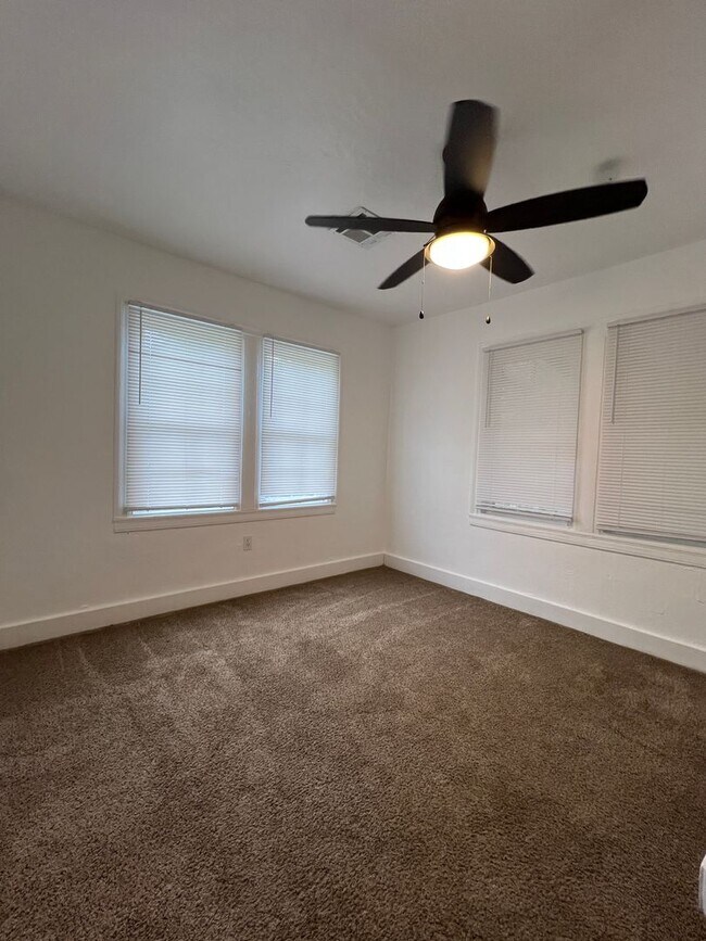 Building Photo - 1136 NW Maple-AVAILABLE NOW!!