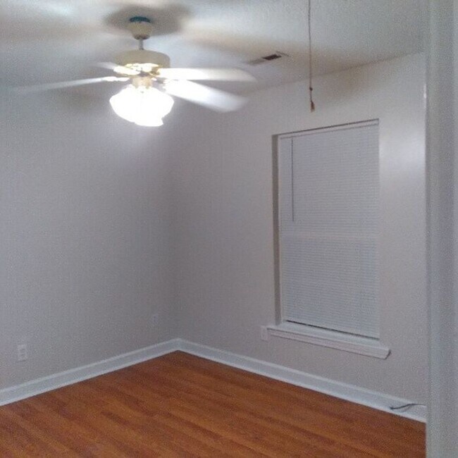 Building Photo - Duplex available now!