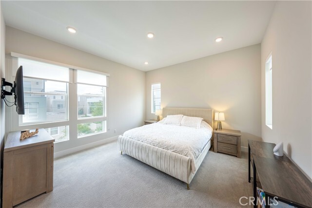 Building Photo - 217 Chorus