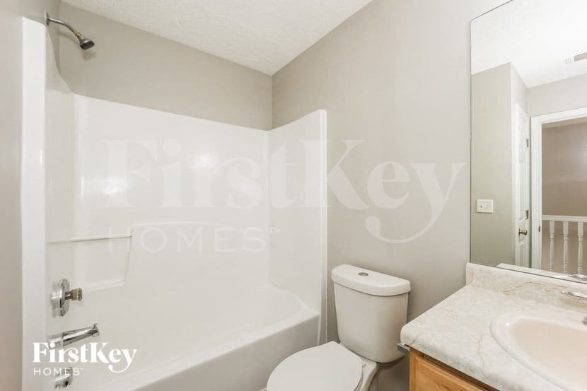 Building Photo - 6222 Hickory Ln Cir