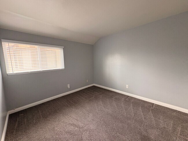 Building Photo - 3 Bed, 2.5 Bath in Ontario!