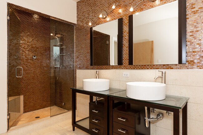 Building Photo - 5766 N Lincoln Ave