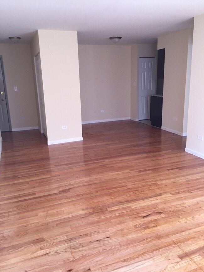 Building Photo - 5940 N Kenmore Ave