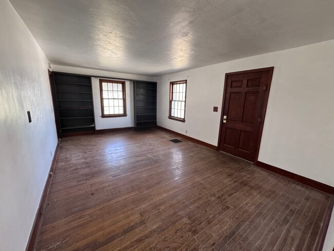 Building Photo - 813 E Washington St