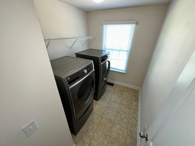 Building Photo - 408 Cunningham Ln