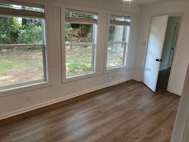 Building Photo - 216 Hillandale Dr