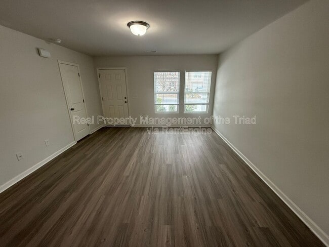 Building Photo - 3904 Vershire Ave