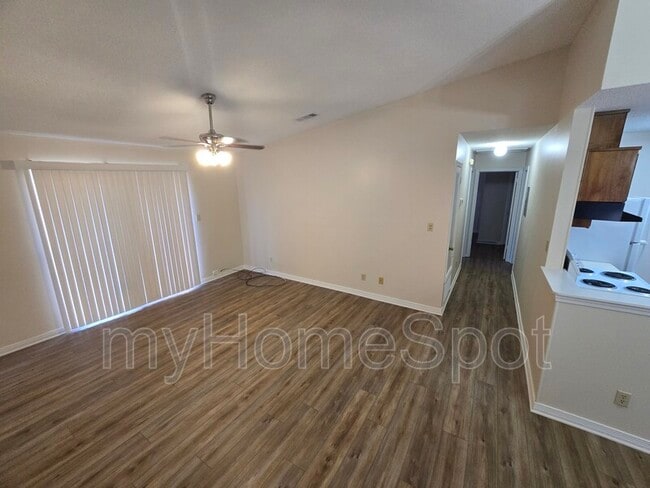 Building Photo - 8430 Country Walk Dr