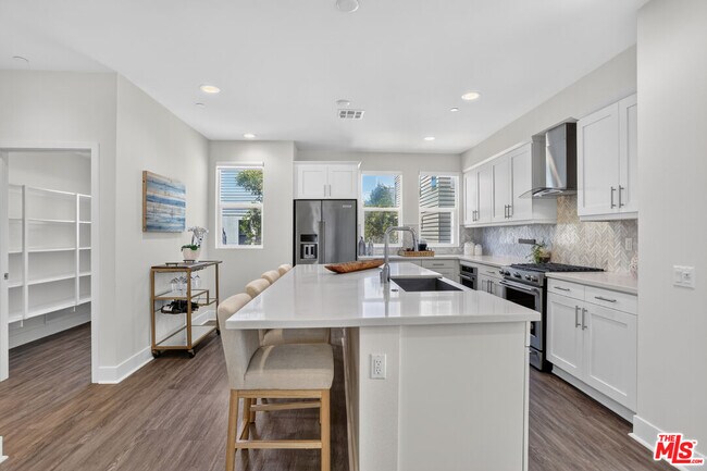 Building Photo - 1678 Topanga