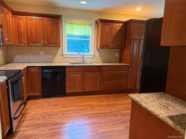 Building Photo - 60 Oaktree Ln