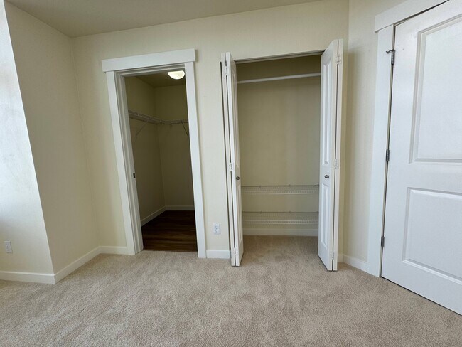 Building Photo - 2455 NE Park Dr