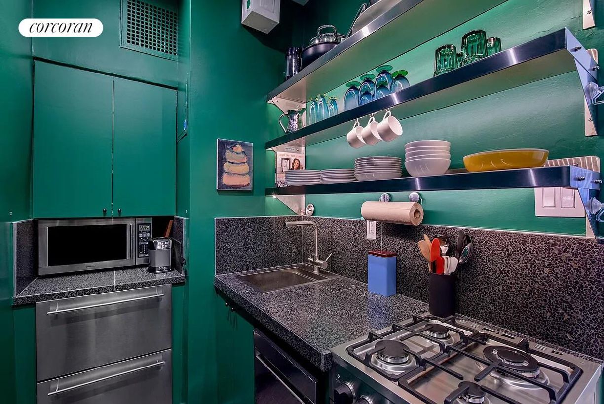 Building Photo - 8 W 13th St