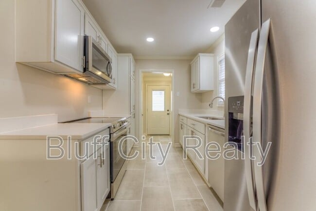 Building Photo - 1363 Colonial Rd